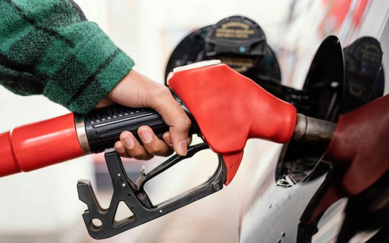 Bajan precios de los combustibles