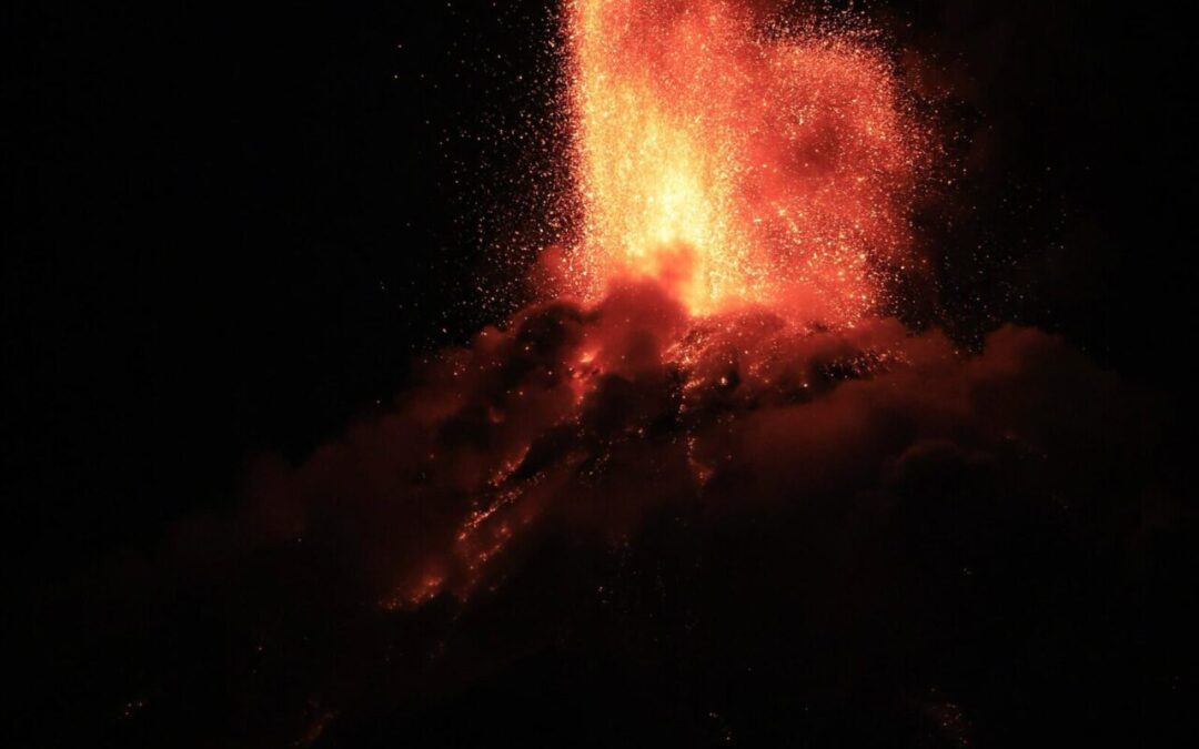 Conred reporta descenso de flujos piroclásticos del Volcán de Fuego
