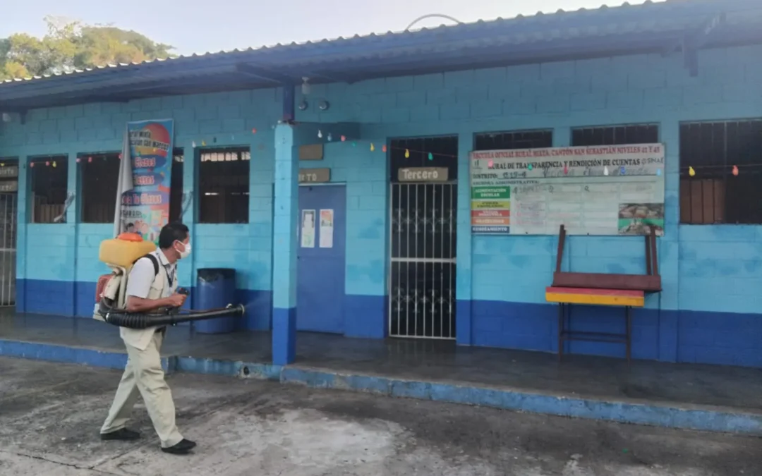 Salud fumiga escuela rural en Malacatán para prevenir el dengue