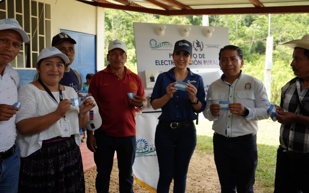 INDE lleva energía a comunidades rurales de Cobán