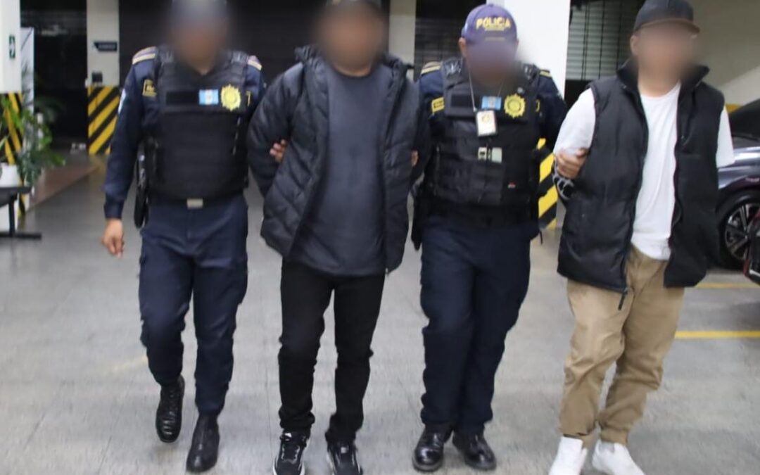 Uno capturado por portar arma ilegal y el otro por sobornar con Q10 mil a agentes PNC