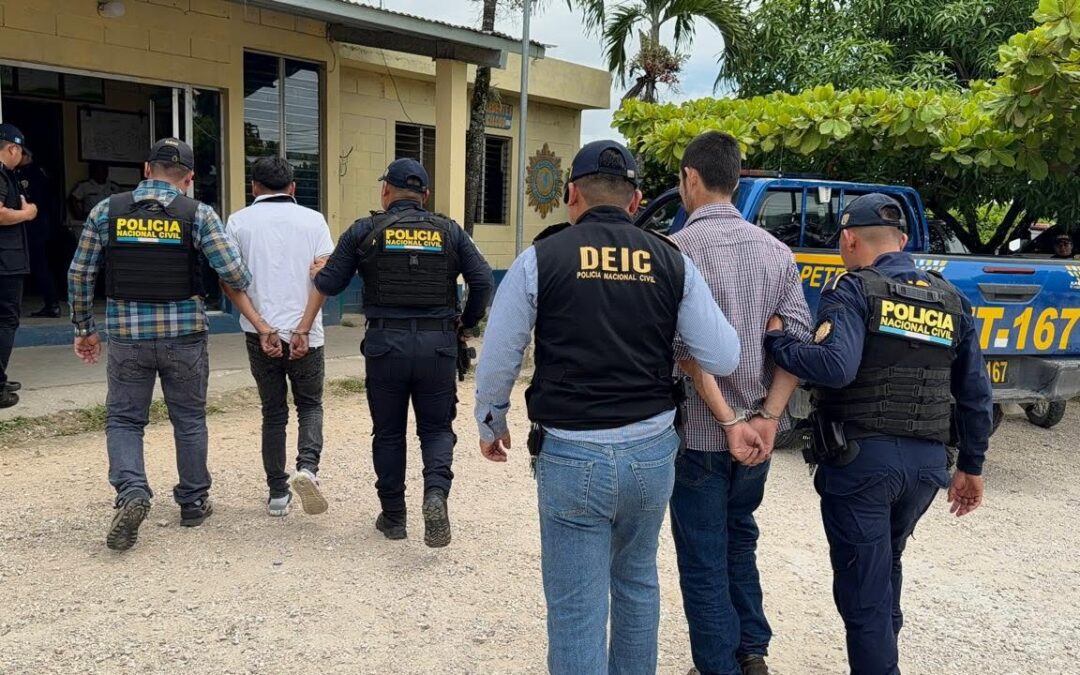 Dos capturados por asesinato y lesiones en allanamientos en Poptún, Petén