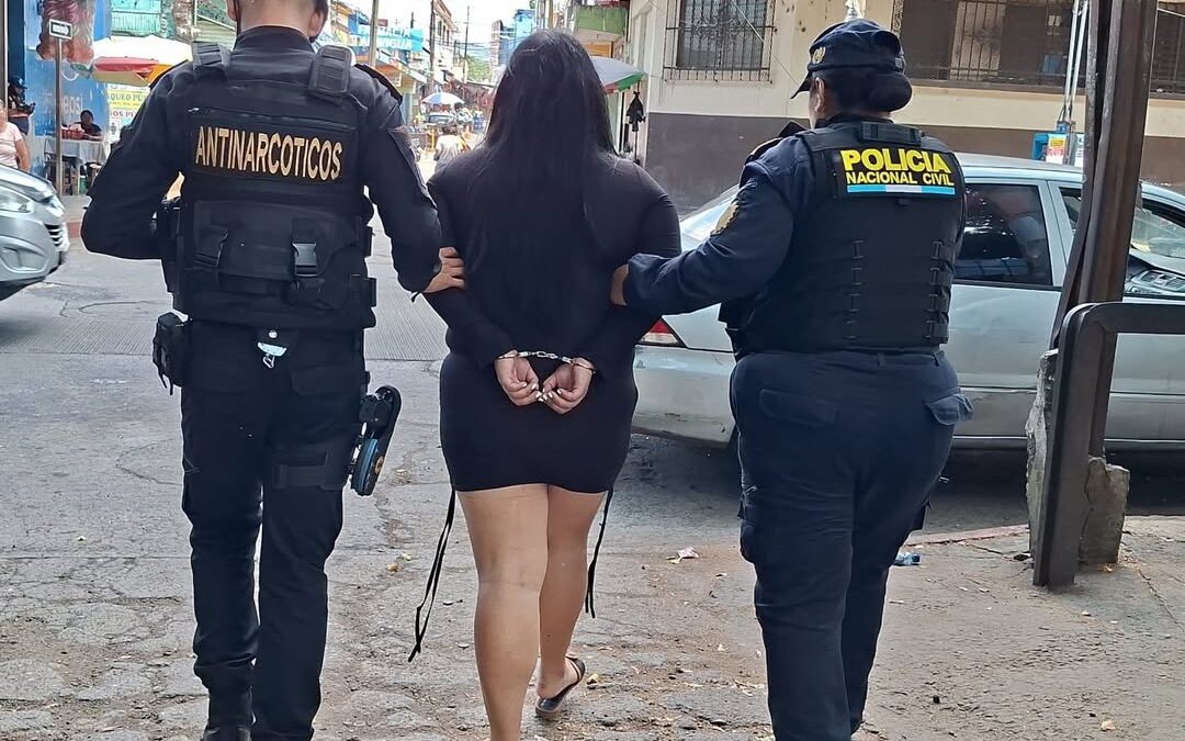 Detienen a mujer que pretendía visitar a reo en Granja Canadá por asociación ilícita