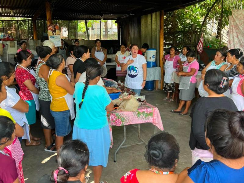 Transforman el tamarindo en deliciosos dulces típicos