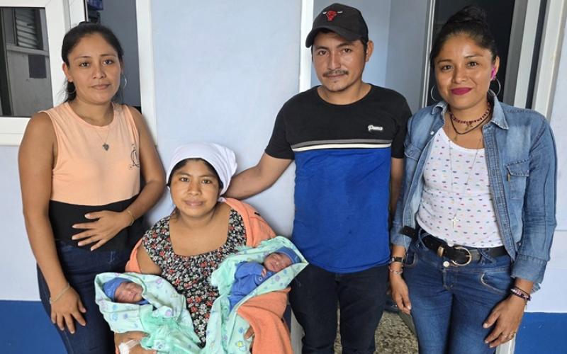 Gemelos traen alegría al Hospital Nacional de Retalhuleu