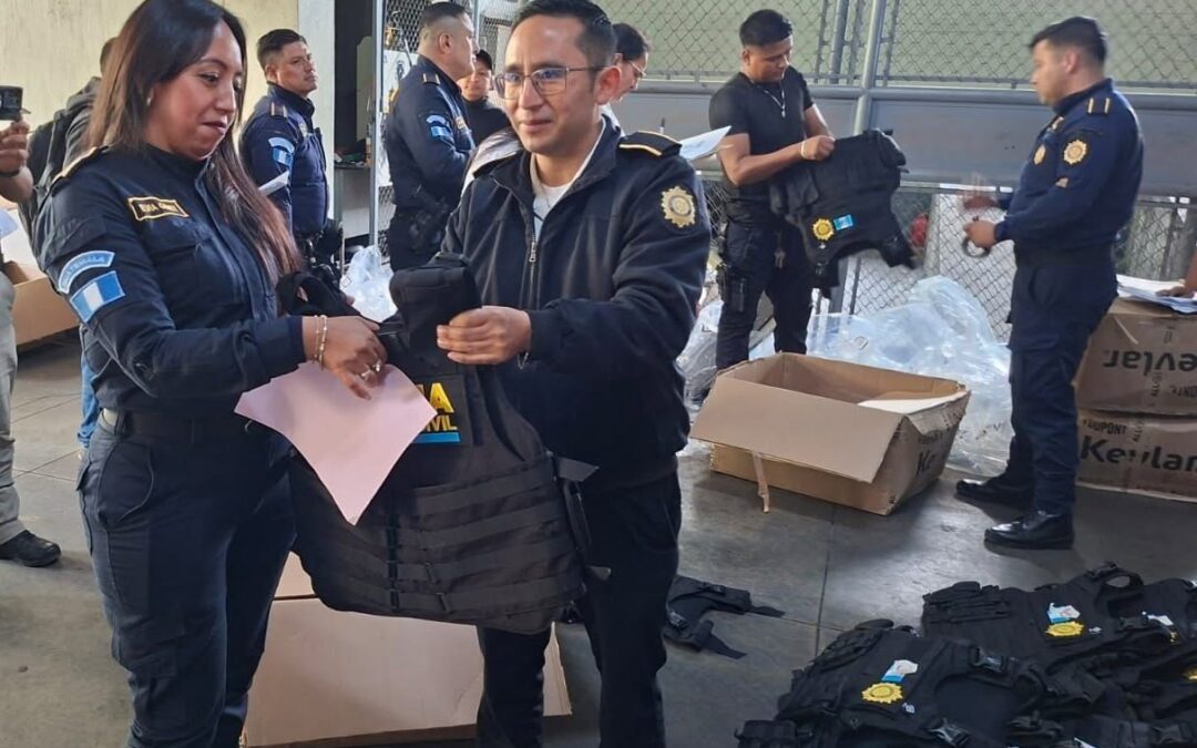 Entrega de chalecos antibalas fortalece la seguridad de policías en San Marcos