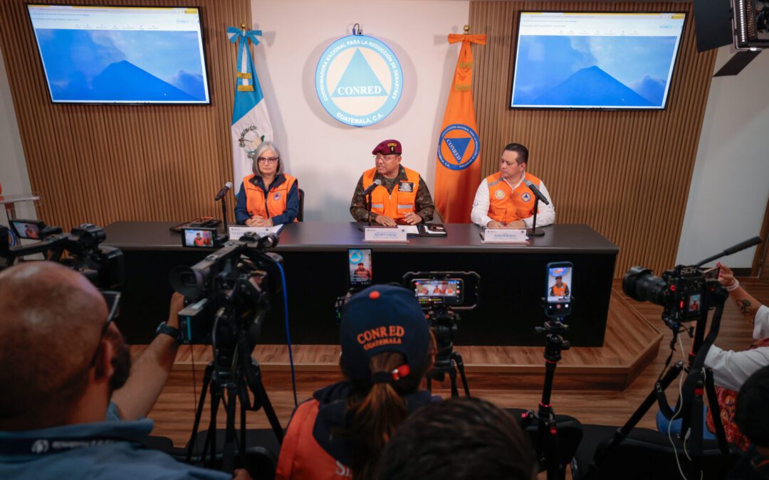 Gobierno activa alerta roja y evacúa a miles de pobladores