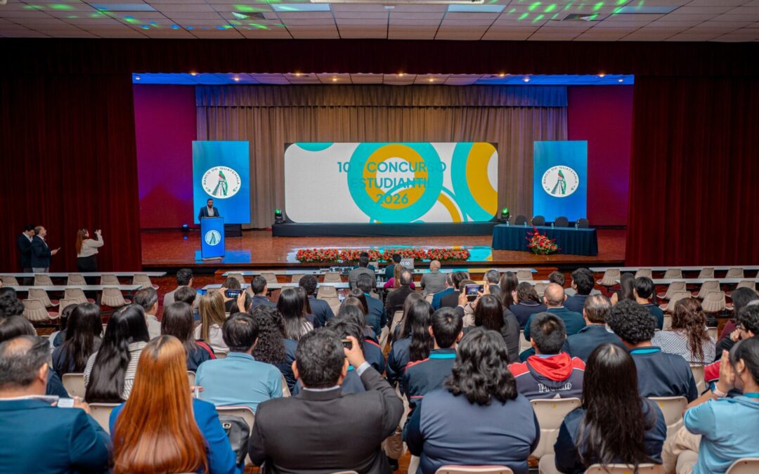 Banguat premia a estudiantes ganadores de concurso sobre economía y finanzas