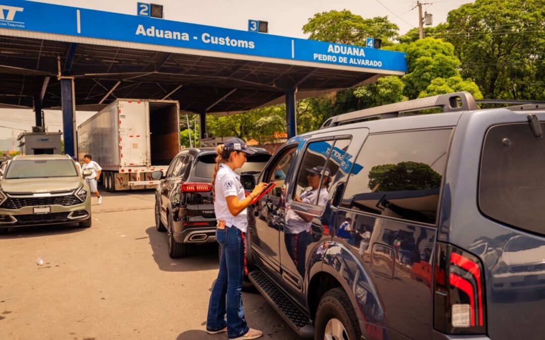 País recibe 26 grupos de salvadoreños en dos días