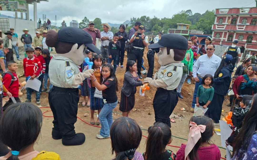 Agentes de la PNC conviven con 600 niños en la actividad, “Un día con mi Comunidad” en Joyabaj