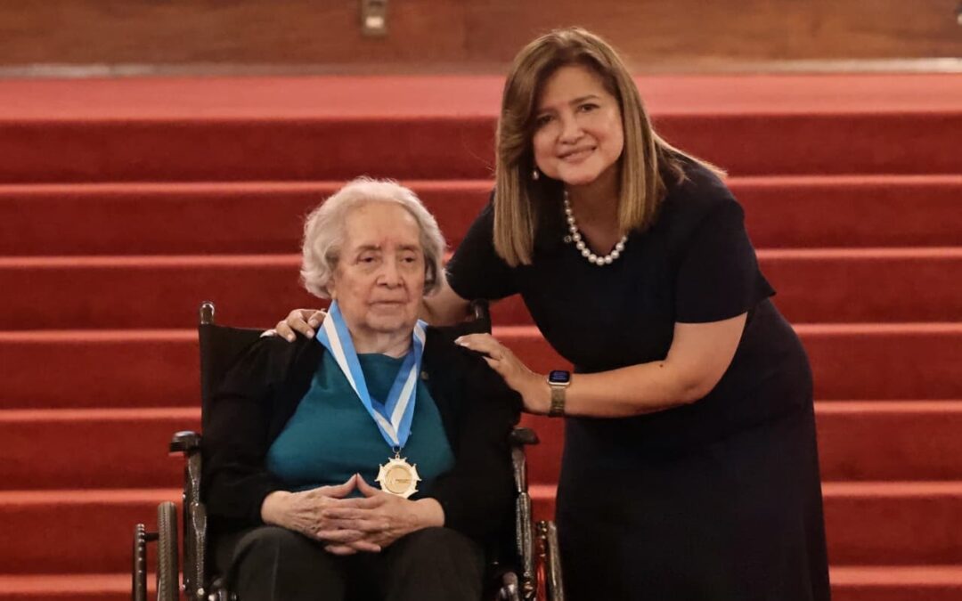 Vicepresidenta Karin Herrera entrega Orden Vicepresidencial a científica