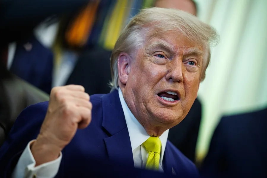 Trump amenaza con bombardear Omán si se mete en el diálogo con Irán sobre Ormuz