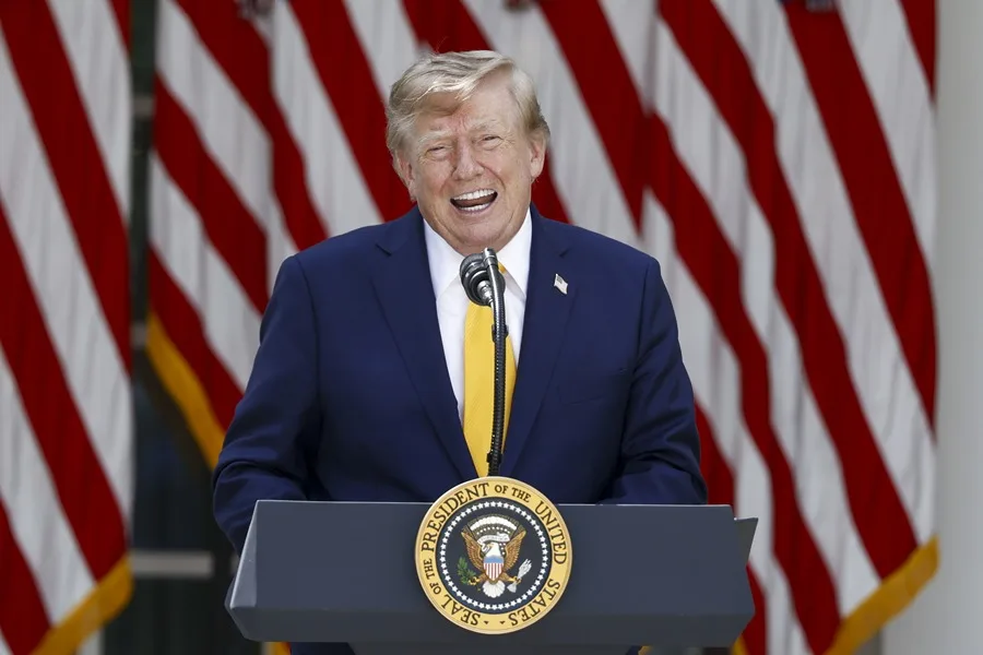 Trump planea una nueva tarifa de 100,000 dólares para trabajadores con visa H-1B