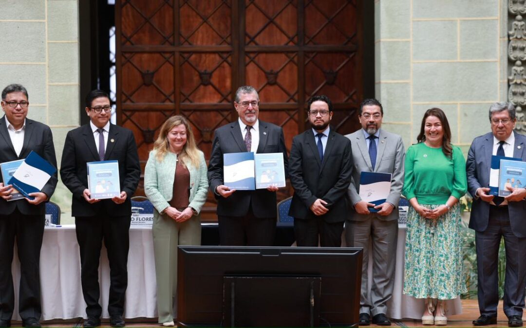 Arévalo recibe resultados de auditoría social