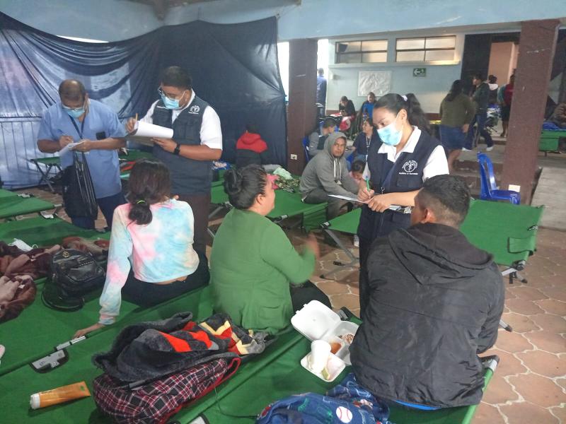 Salubristas atienden a albergados por actividad del volcán de Fuego