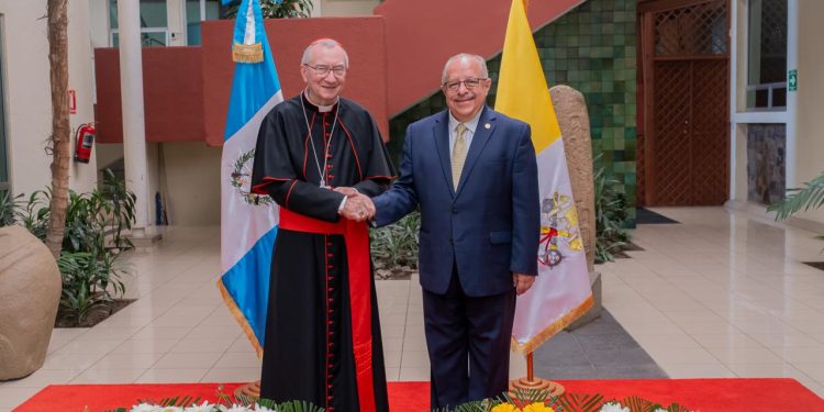 Canciller Martínez se reúne con Secretario de Estado del Vaticano