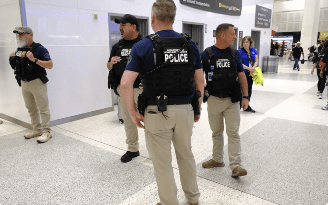 ICE practica hasta 40 capturas diarias en aeropuertos