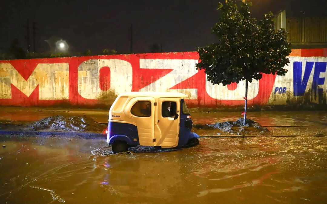 Inusual lluvia deja 298 afectados y provoca inundaciones en Lima