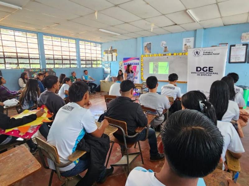 Mintrab brinda orientación laboral a 115 jóvenes