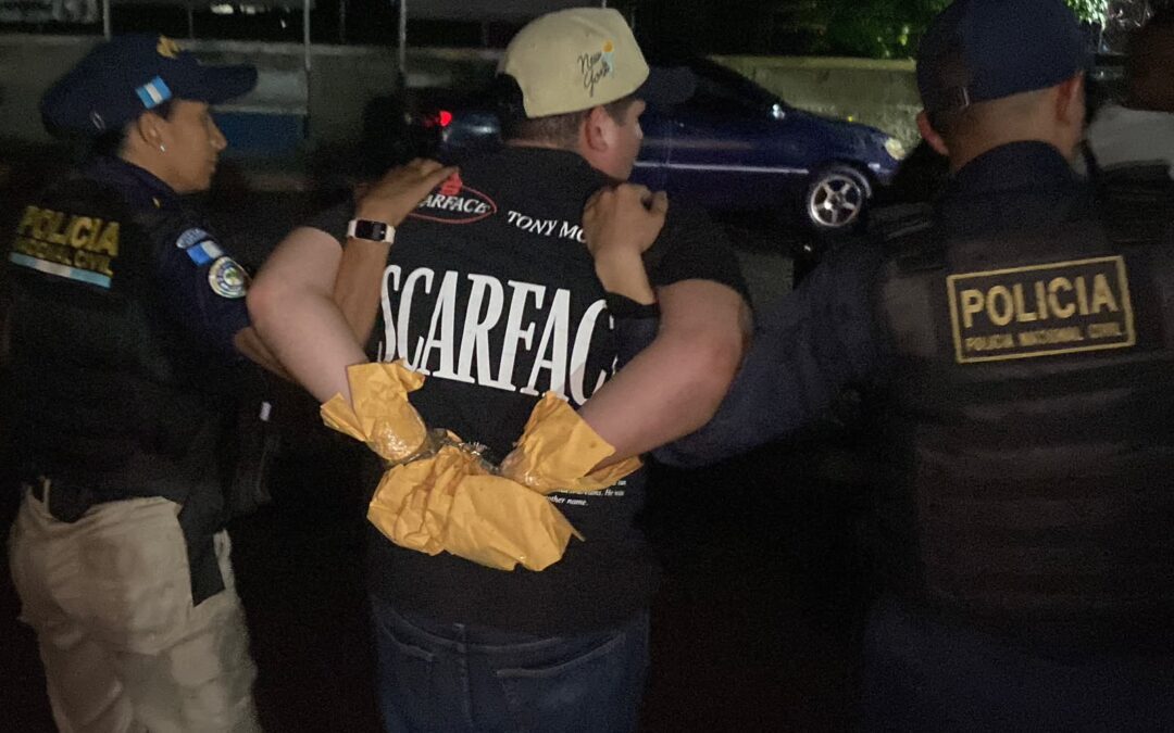 La Policía Nacional Civil (PNC) y el Ministerio Público decomisaron un arsenal durante un allanamiento en Santo Domingo Xenacoj, Sacatepéquez.
