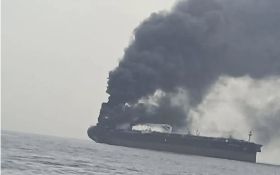 Superpetrolero arde en estrecho de Ormuz