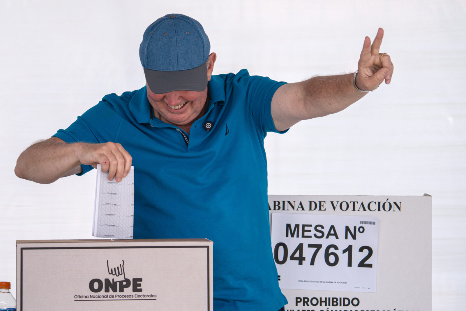 López Aliaga Vota En Lima Durante Elecciones Regionales Y Municipales