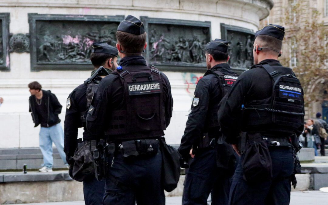 Toques de queda en Francia se extienden a París y Lyon