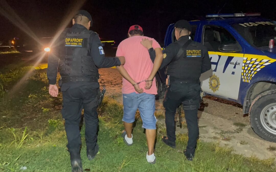 Capturan a presunto “coyote” que trasladaba a dos hondureños en Petén