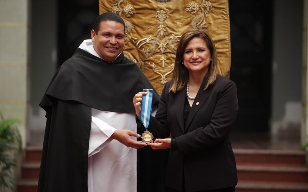 Cofradía del Santo Rosario es condecorada con la Orden Vicepresidencial