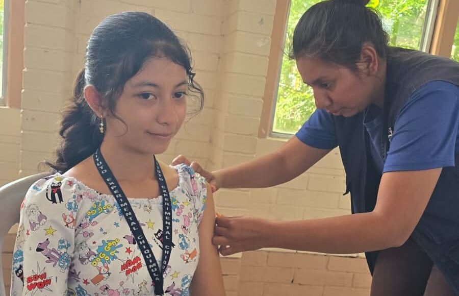 Mspas inmuniza contra sarampión en escuelas de Chiquimula