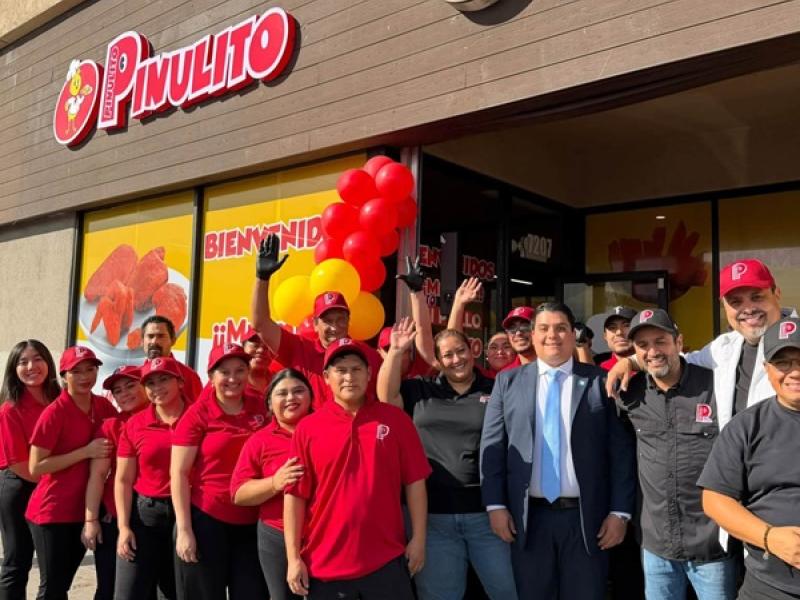 Misión consular acompaña inauguración de restaurante chapín en California