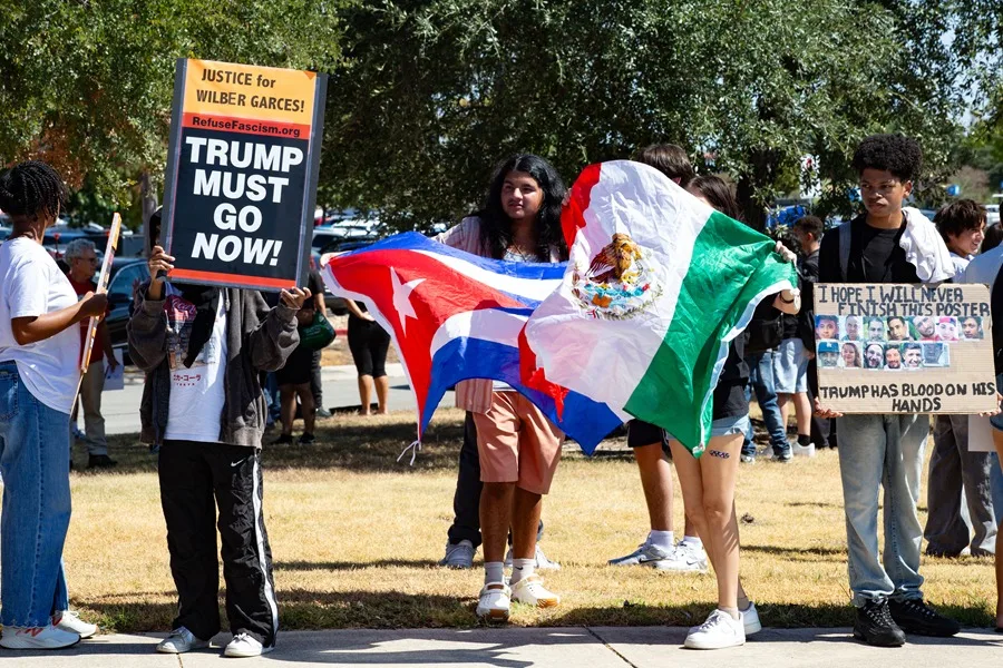 Juez federal bloquea las multas de Trump a inmigrantes por no salir del país
