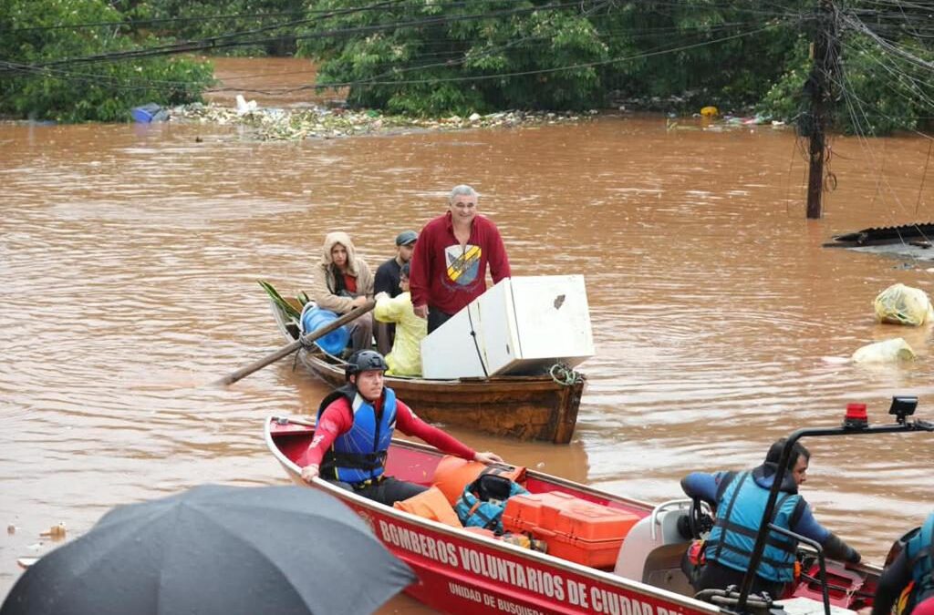 Evacuan a más de 600 familias paraguayas por inundaciones tras la crecida del río Paraná