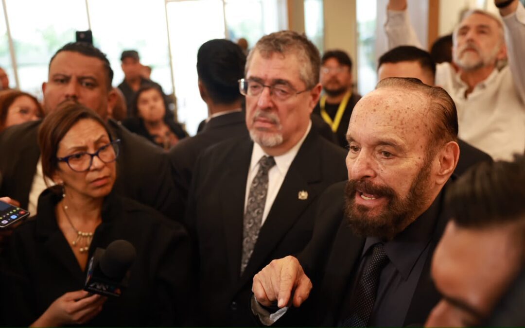 Arévalo asiste a la velación de Juan Francisco Solórzano Foppa y exige esclarecimiento del crimen
