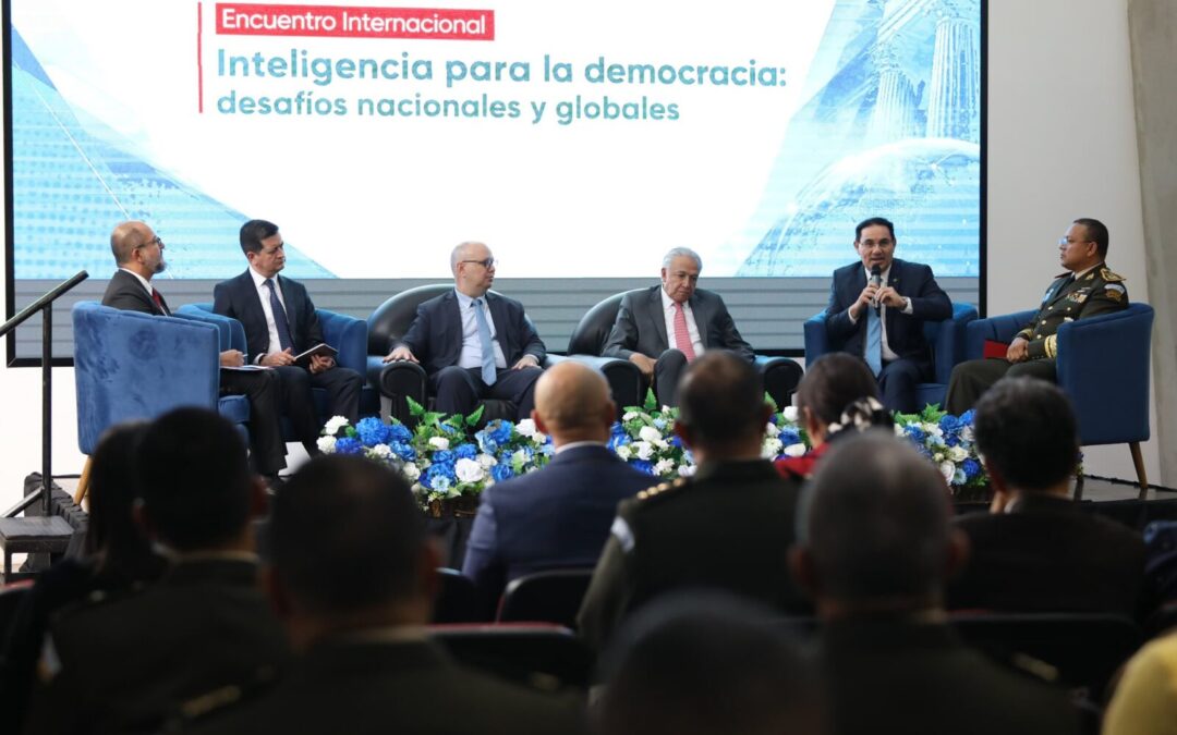 Ministros de Gobernación y Defensa participan en foro sobre inteligencia en pro de la democracia