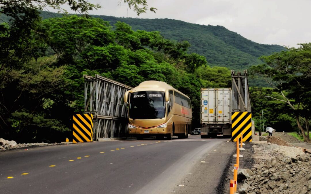 Automovilistas ya transitan por el nuevo puente temporal Güijo