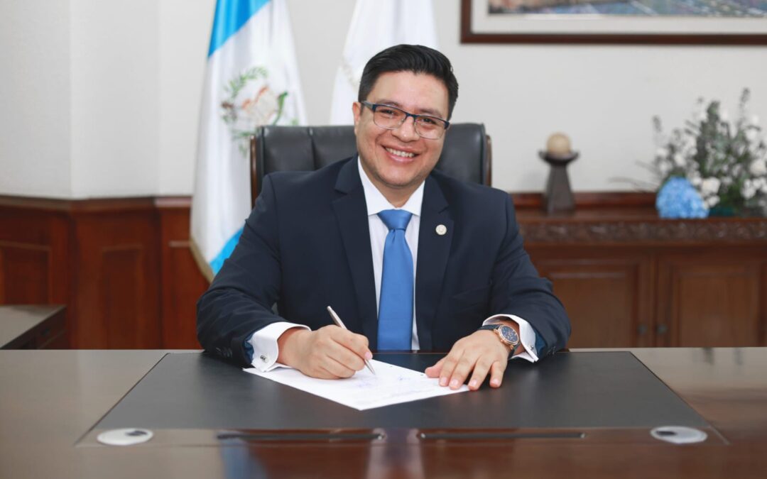 Asume Élfego Castañón como nuevo Contralor General de Cuentas para el período 2026-2030